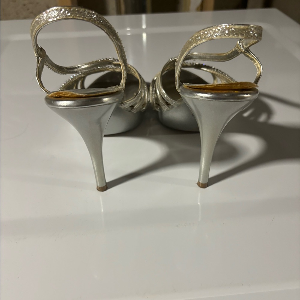 Silver Heels - Picture 4 of 4